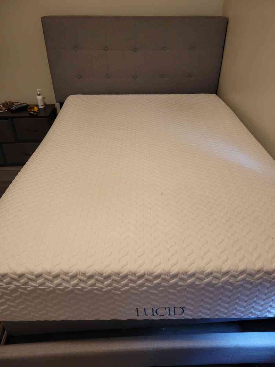 Full size bed frame - Marysville, Michigan