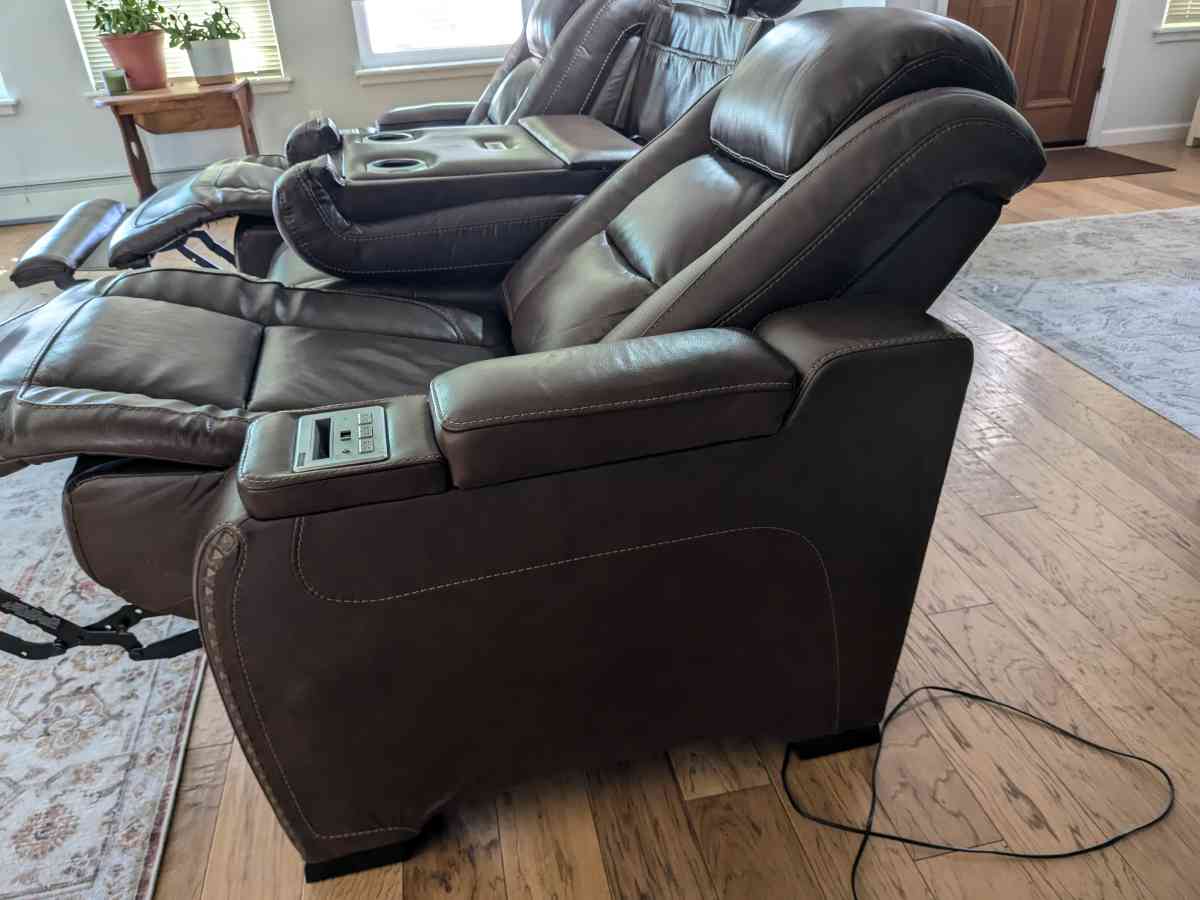 Like new Leather Couch - Gardnerville, Nevada - FleaMarketBay