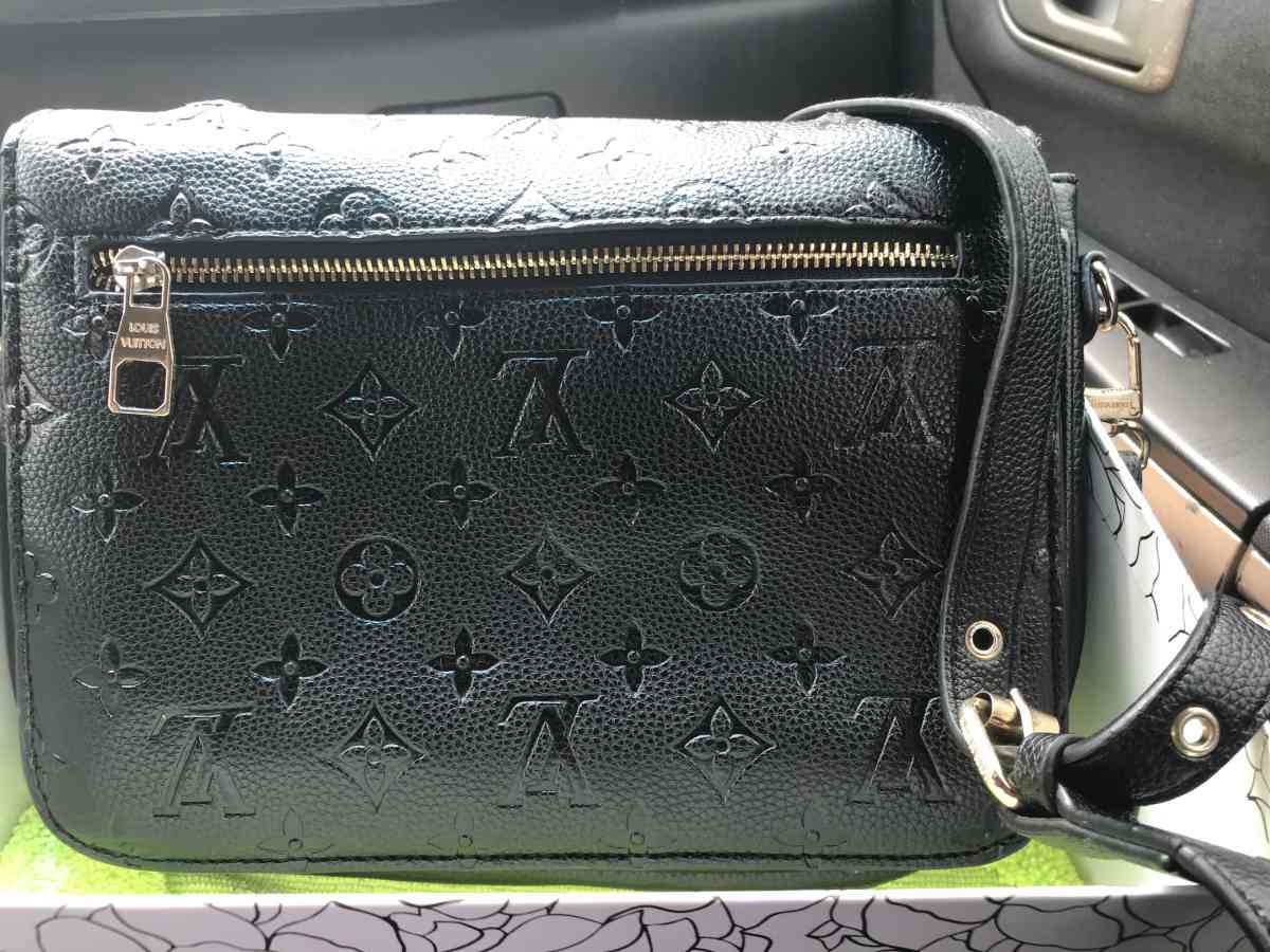 Louis Vuitton black purse - Raleigh, North Carolina - FleaMarketBay