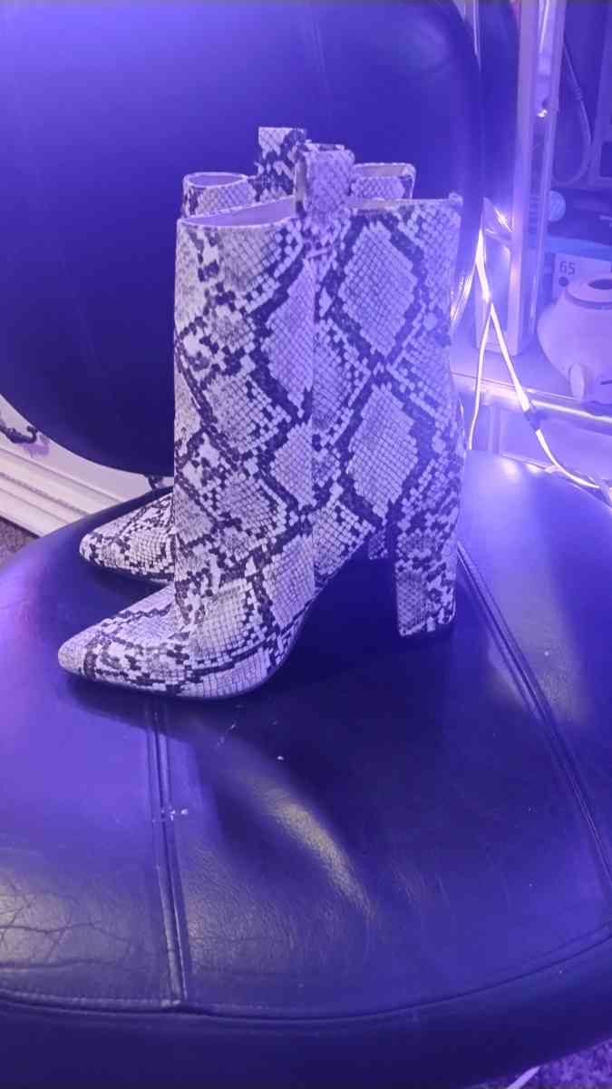 woman fashion boots  8 and half to 9 - Jacksonville, Florida - FleaMarketBay