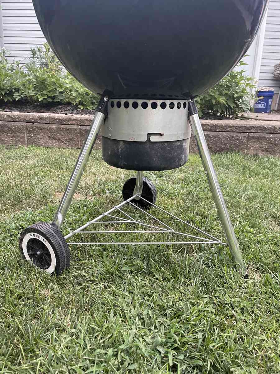 Weber 22 inch charcoal grill - Lyndhurst, New Jersey - FleaMarketBay