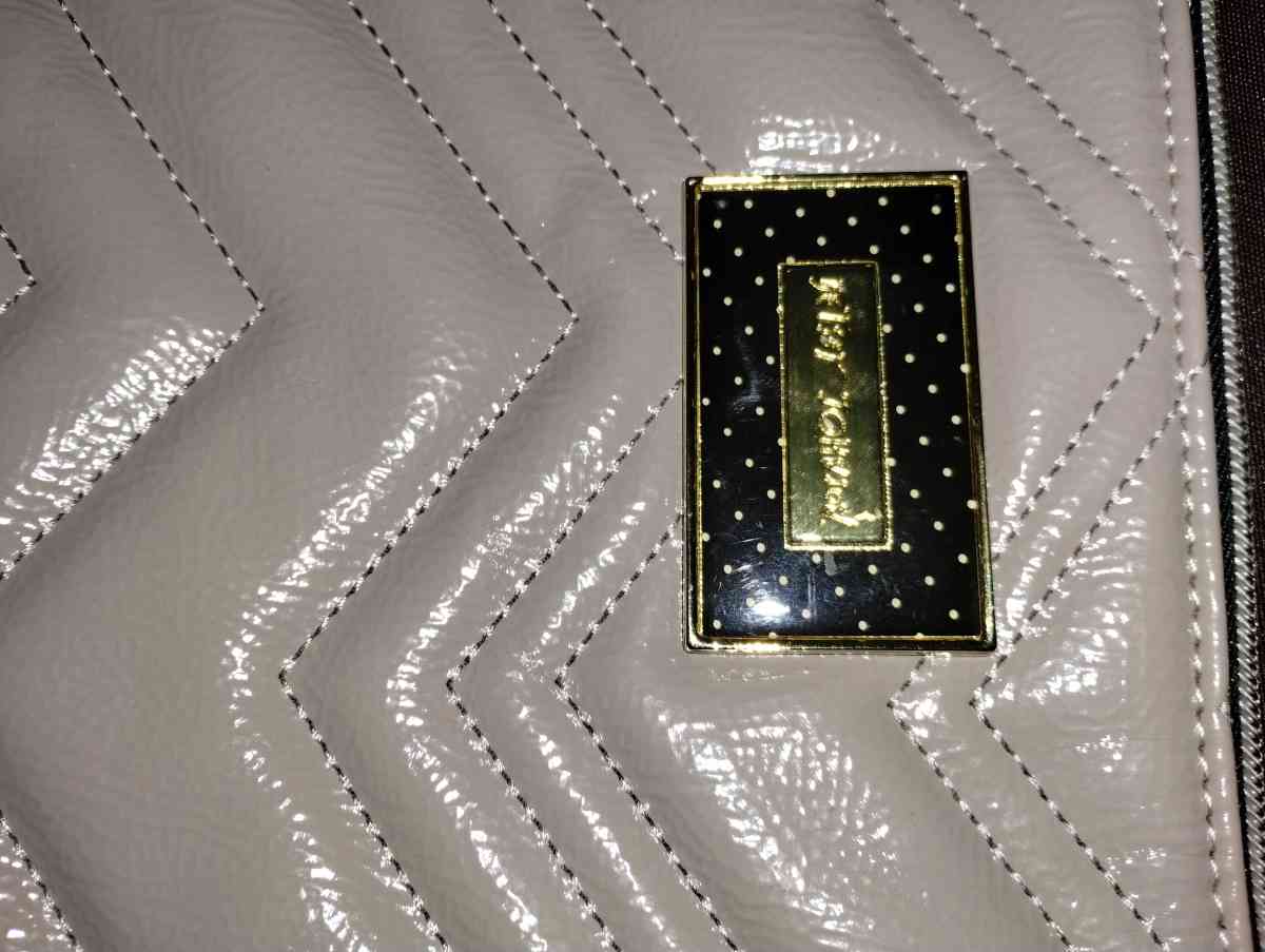 Bestsy Johnson wristlet - Platte City, Missouri - FleaMarketBay