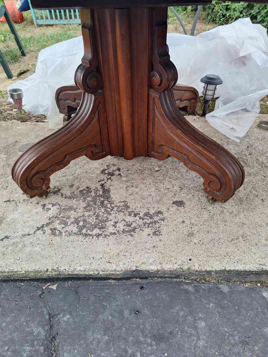 hutch round 5 leaf table 6 chairs - Shepherdsville, Kentucky - FleaMarketBay