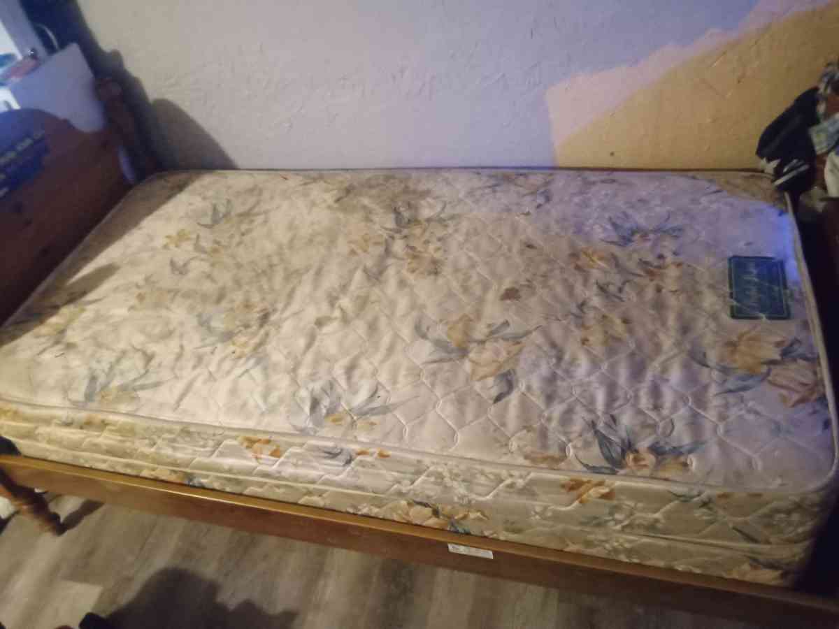twin size bed - Tampa, Florida - FleaMarketBay