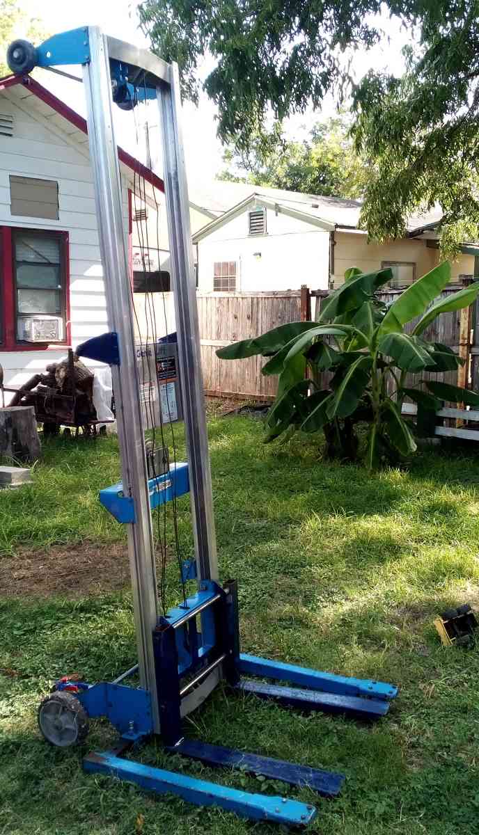 Genie material lift - San Antonio, Texas