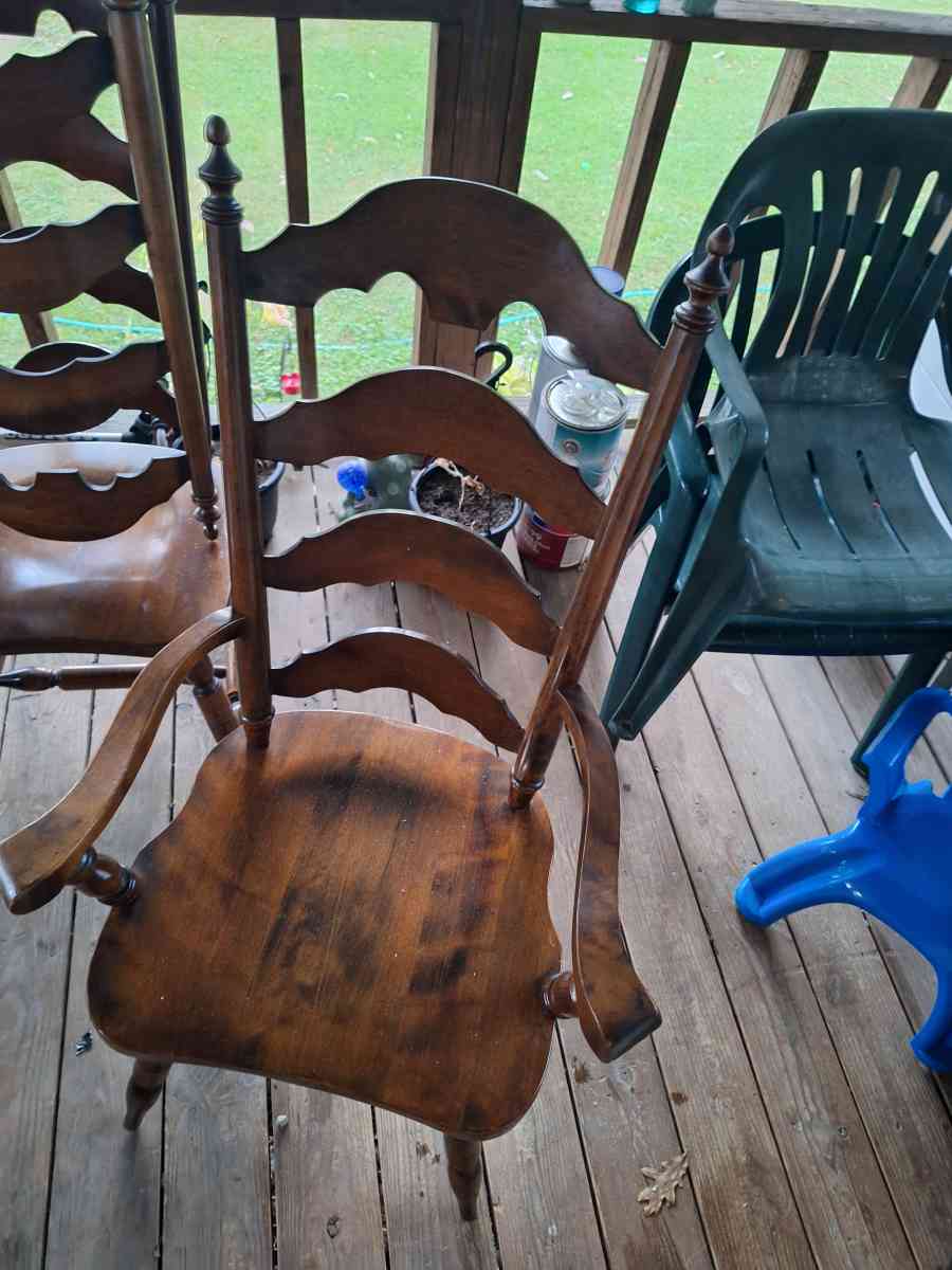 hutch round 5 leaf table 6 chairs - Shepherdsville, Kentucky - FleaMarketBay