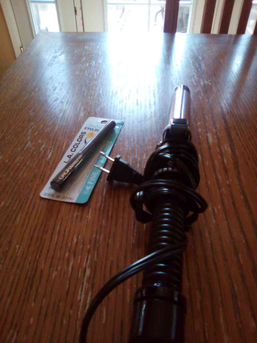 curling iron and eyeliner brand new - Tulare, California