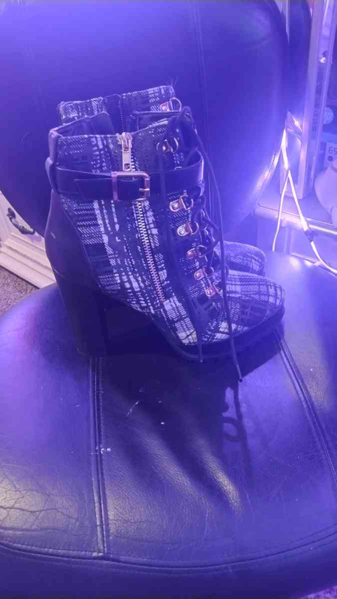woman fashion boots  8 and half to 9 - Jacksonville, Florida