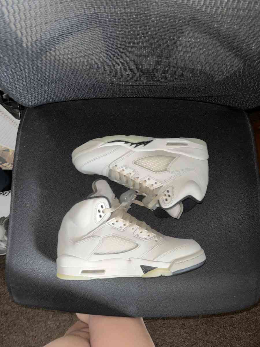 Jordans 5 retro SE sail - New Brunswick, New Jersey - FleaMarketBay