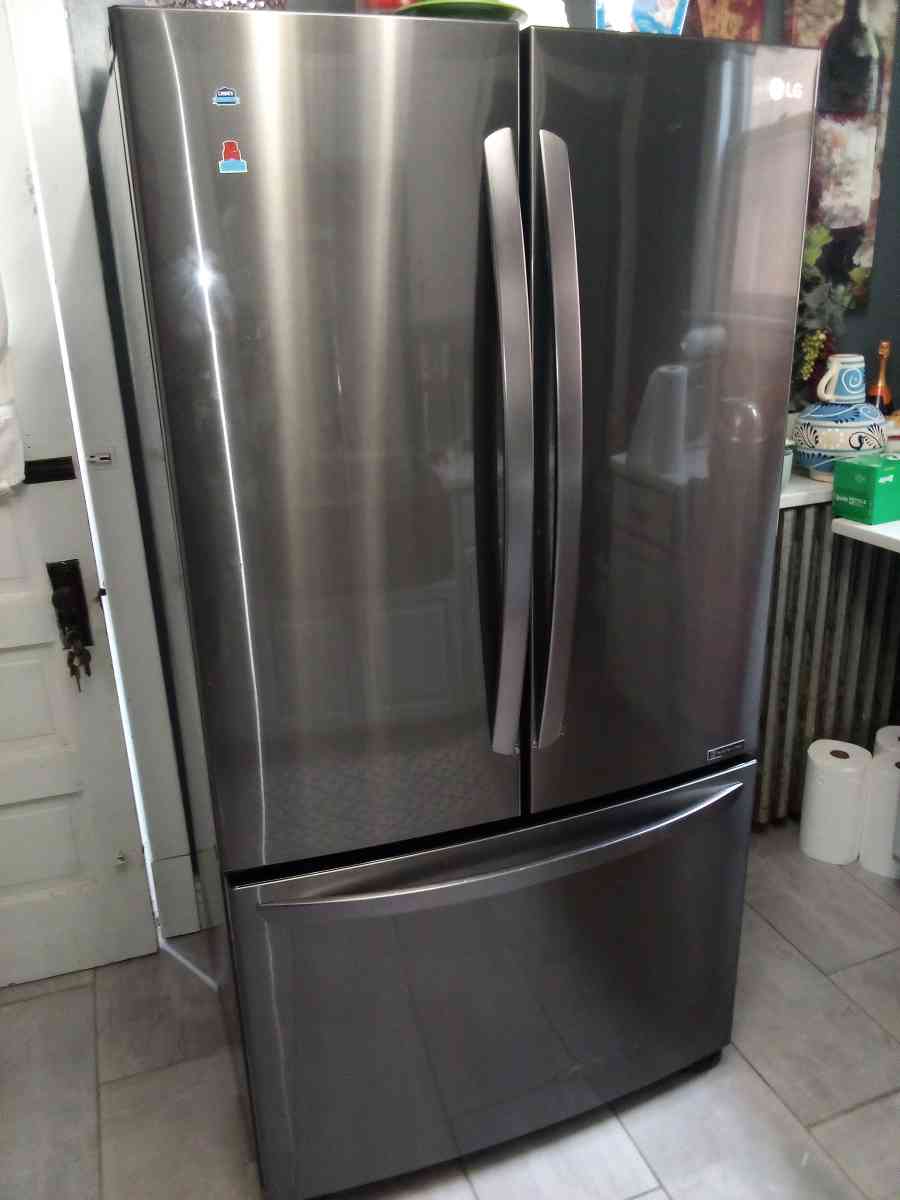 used and half working LG refrigerator - Chicago, Illinois - FleaMarketBay