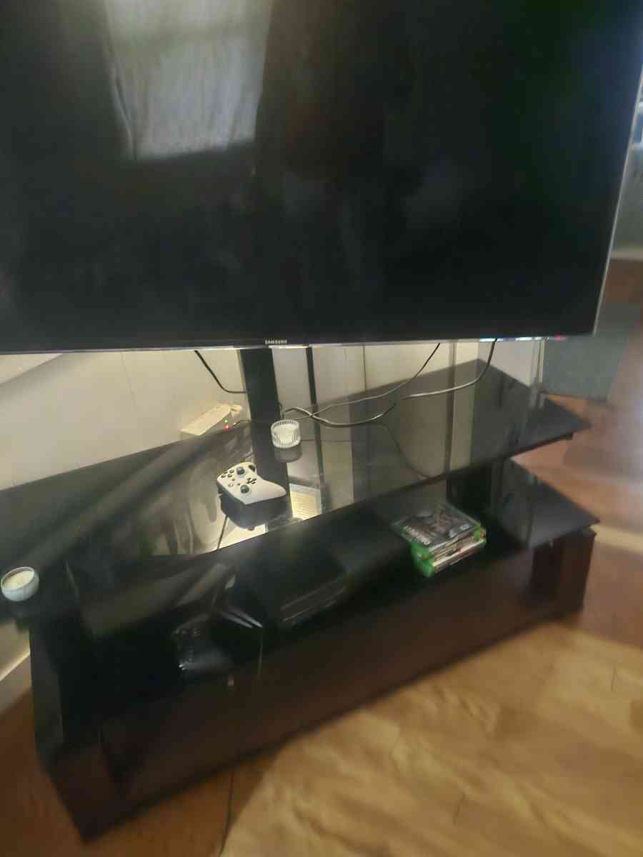 Samsung 50in with Samsung surround sound speaker and PS4 - Richmond, Virginia - FleaMarketBay