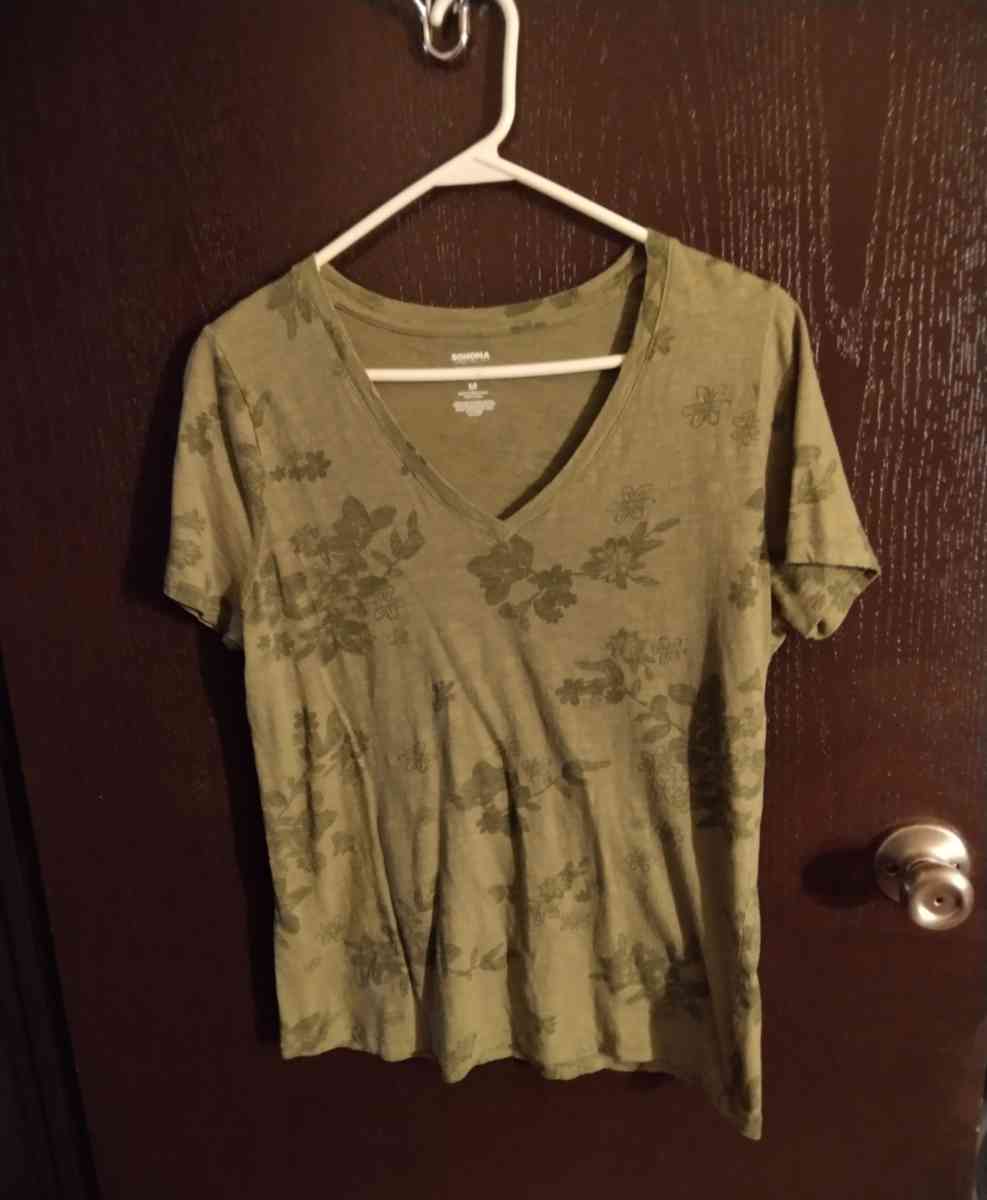 womans  shirts - Fayette, Ohio - FleaMarketBay