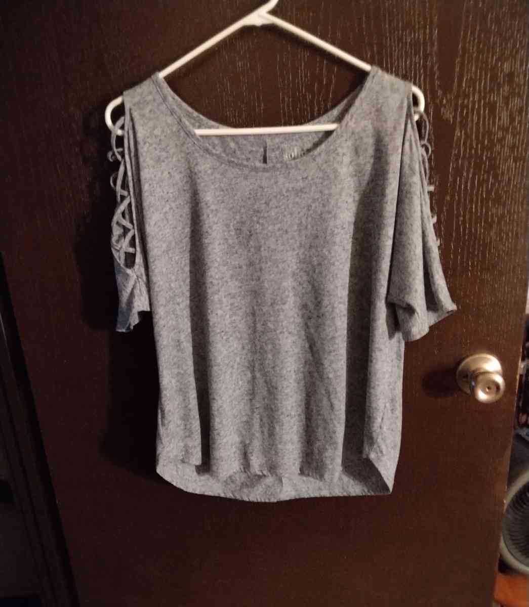 womans  shirts - Fayette, Ohio - FleaMarketBay