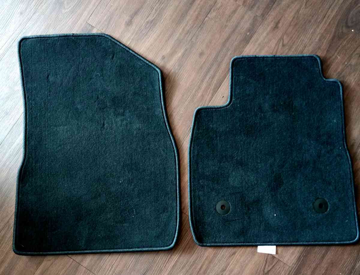 Never used black auto rugs - Morrisville, North Carolina