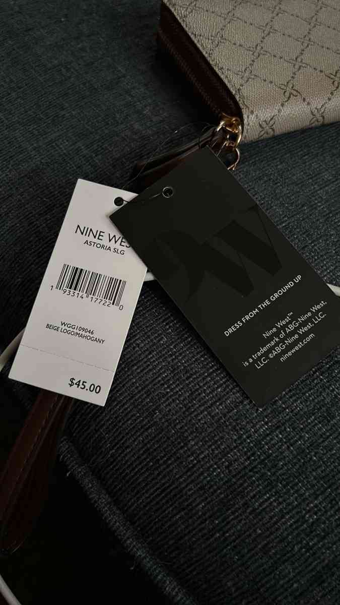 Nine West wristlet - Indianapolis, Indiana - FleaMarketBay