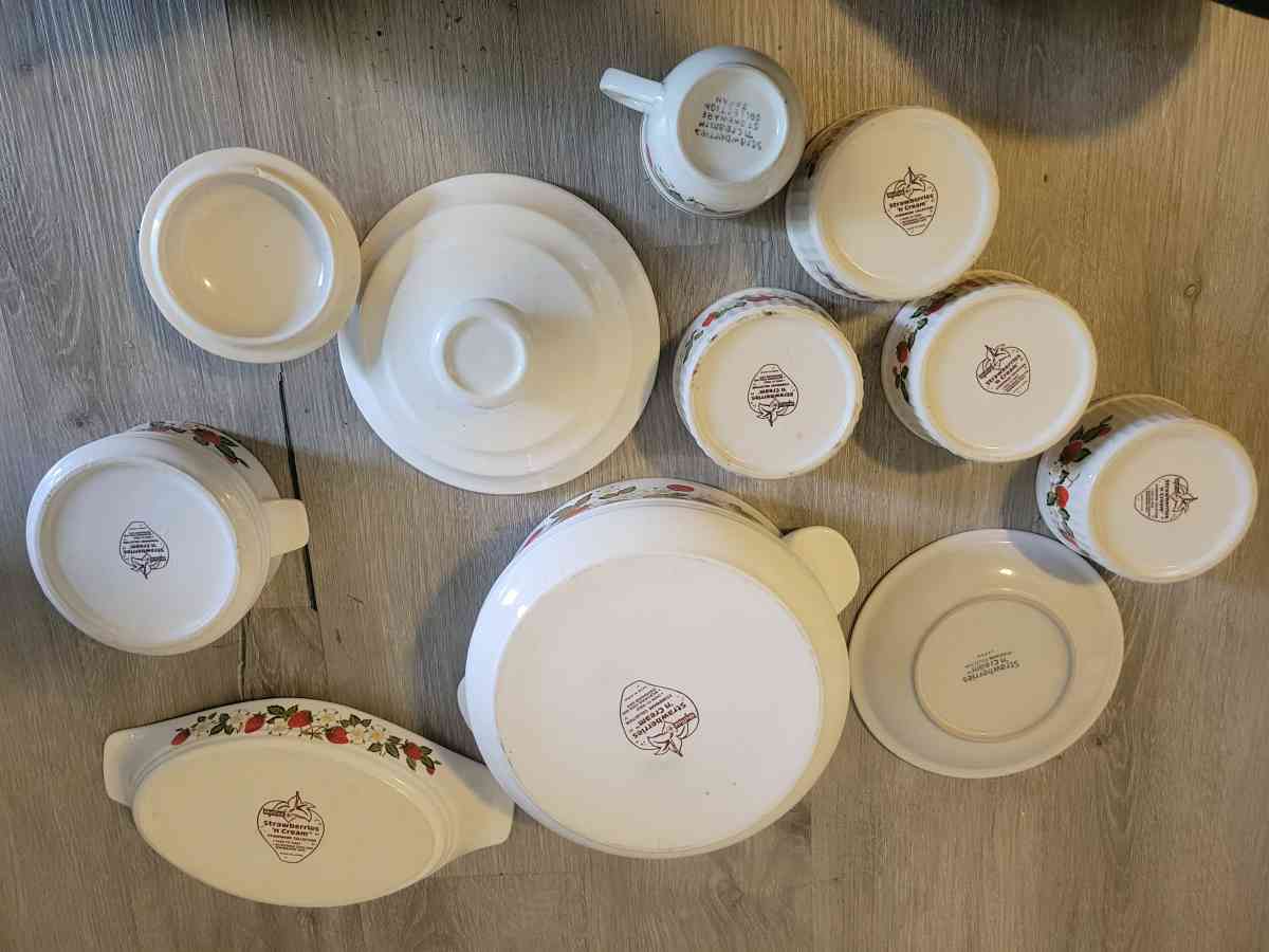 Vintage perfect condition Sheffield 11 pc Strawberries n cre - Cleveland, Ohio - FleaMarketBay
