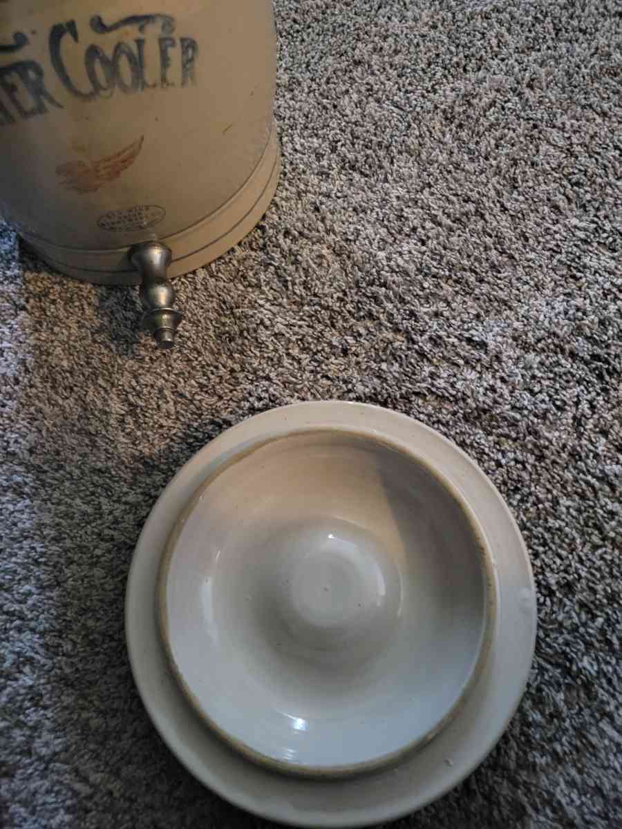 red wing 2 gallon water cooler with lid and spigot prestine - Glendale Heights, Illinois - FleaMarketBay