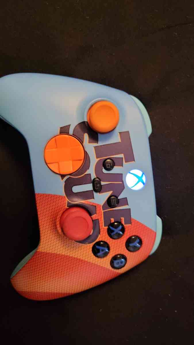 Xbox One limited edition Looney tunes controller - San Gabriel, California