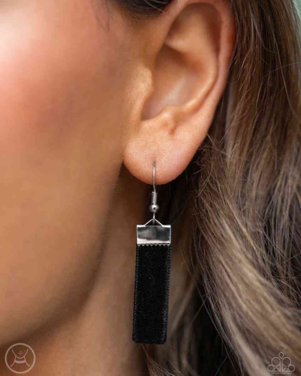 Very Viscountess Black Choker - Hector, Arkansas - FleaMarketBay