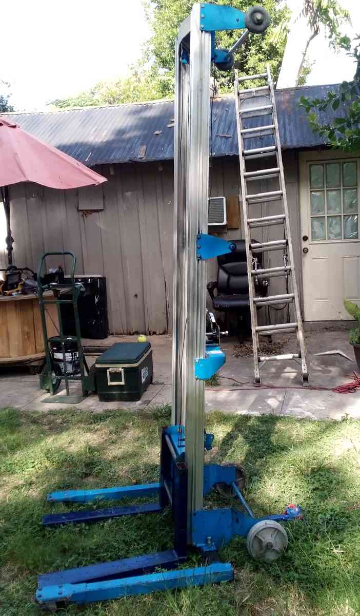 Genie material lift - San Antonio, Texas - FleaMarketBay