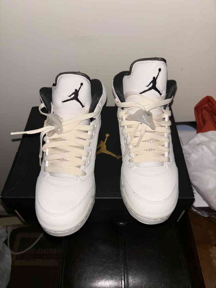 Jordans 5 retro SE sail - New Brunswick, New Jersey - FleaMarketBay
