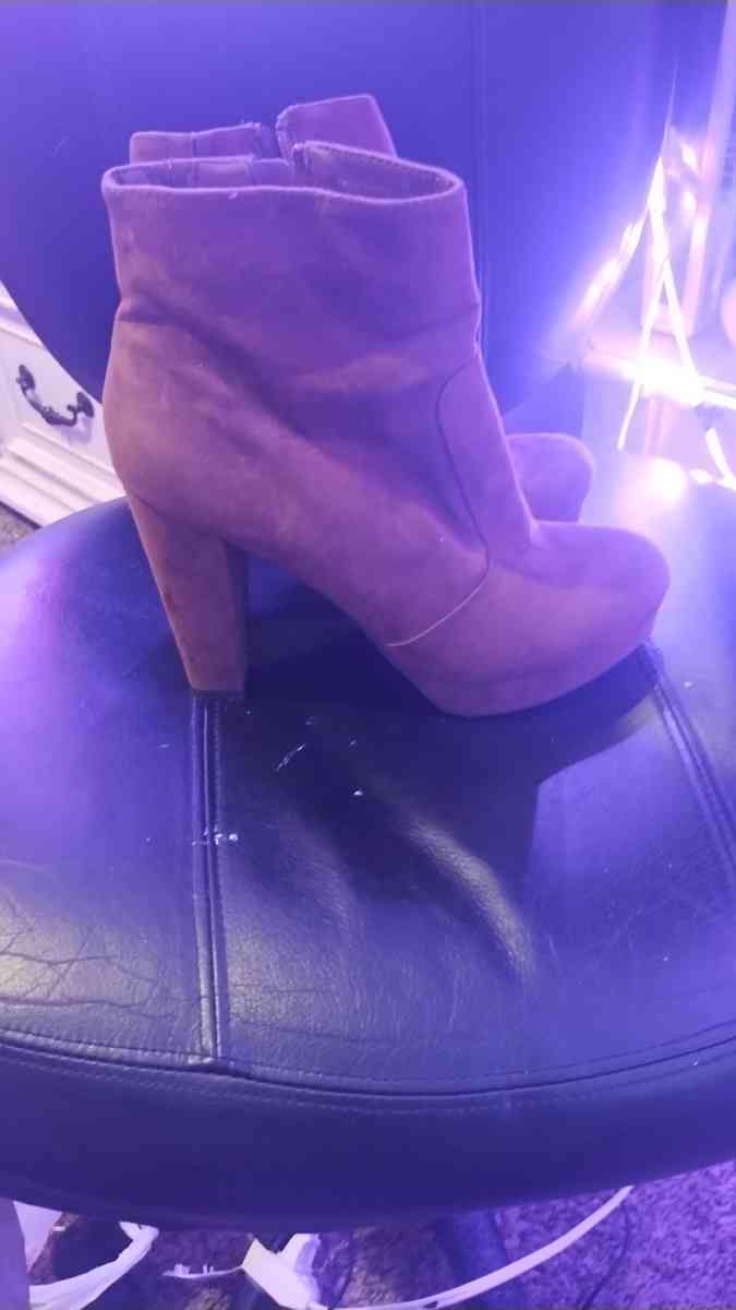 woman fashion boots  8 and half to 9 - Jacksonville, Florida - FleaMarketBay
