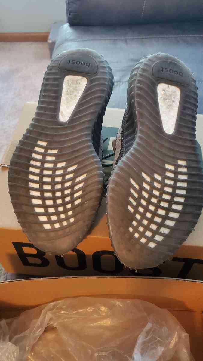 Kids Yeezys  JOLIET PICKUP - Joliet, Illinois - FleaMarketBay