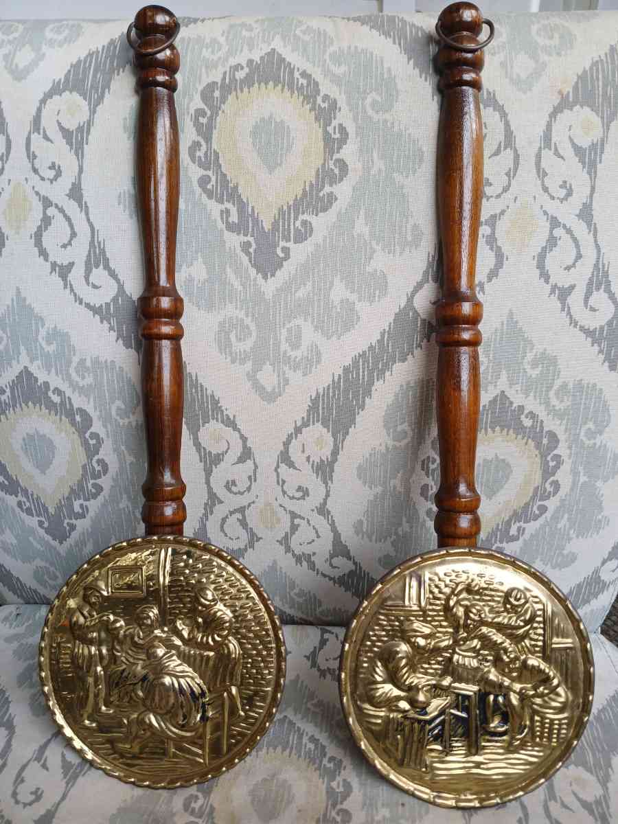 2 Vintage Bed Warmers Wall Pocket English Pub Scene Brass Wo - Kingston, Pennsylvania