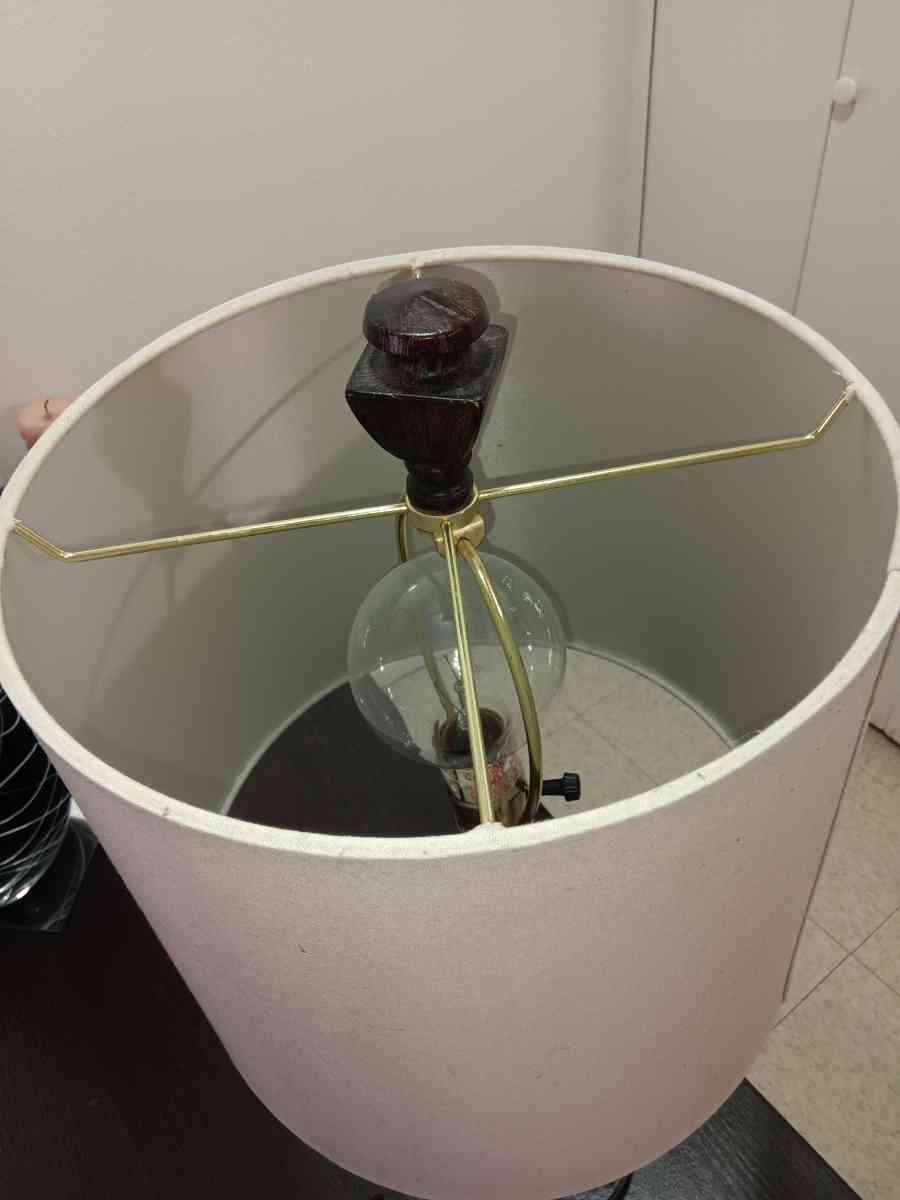 2 lamps in good condition - Panorama City, California - FleaMarketBay