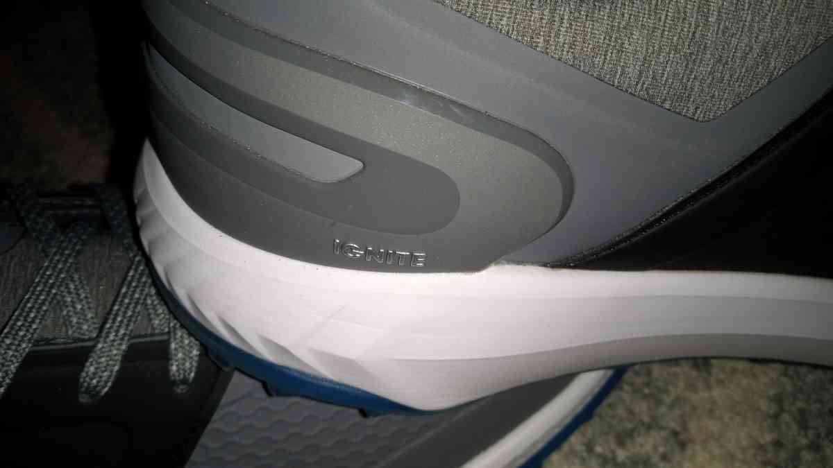 the new sport shoes size 11 - Belmont, California - FleaMarketBay