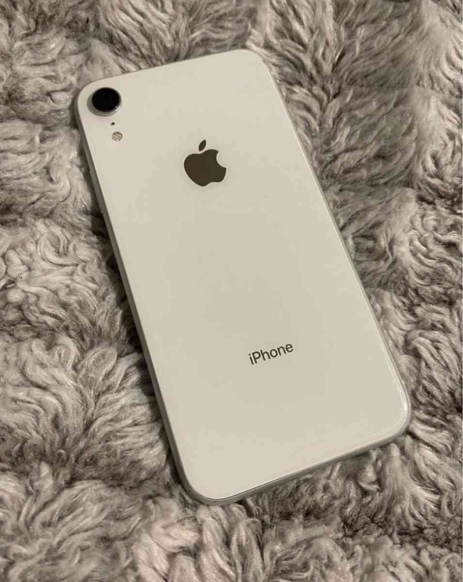 Apple iPhone XR Unlocked Available For Sale - Aurora, Illinois - FleaMarketBay