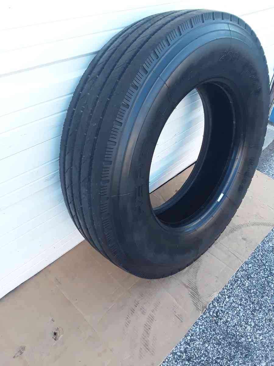 Low Pro Steer Truck Tire 29575R225 Hercules H902 Like New - Williamstown, New Jersey - FleaMarketBay