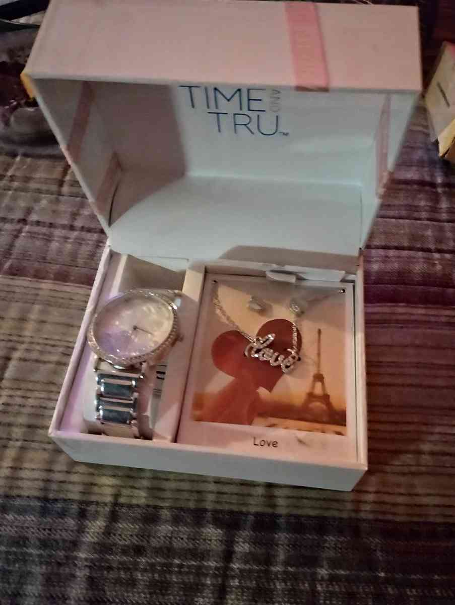 womens necklace - Bradner, Ohio