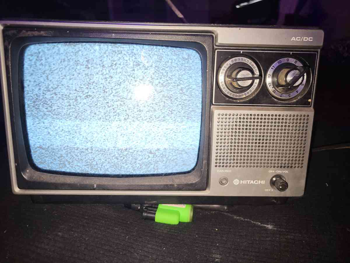 HITACHI 9inch portable boxTV - Texarkana, Texas - FleaMarketBay