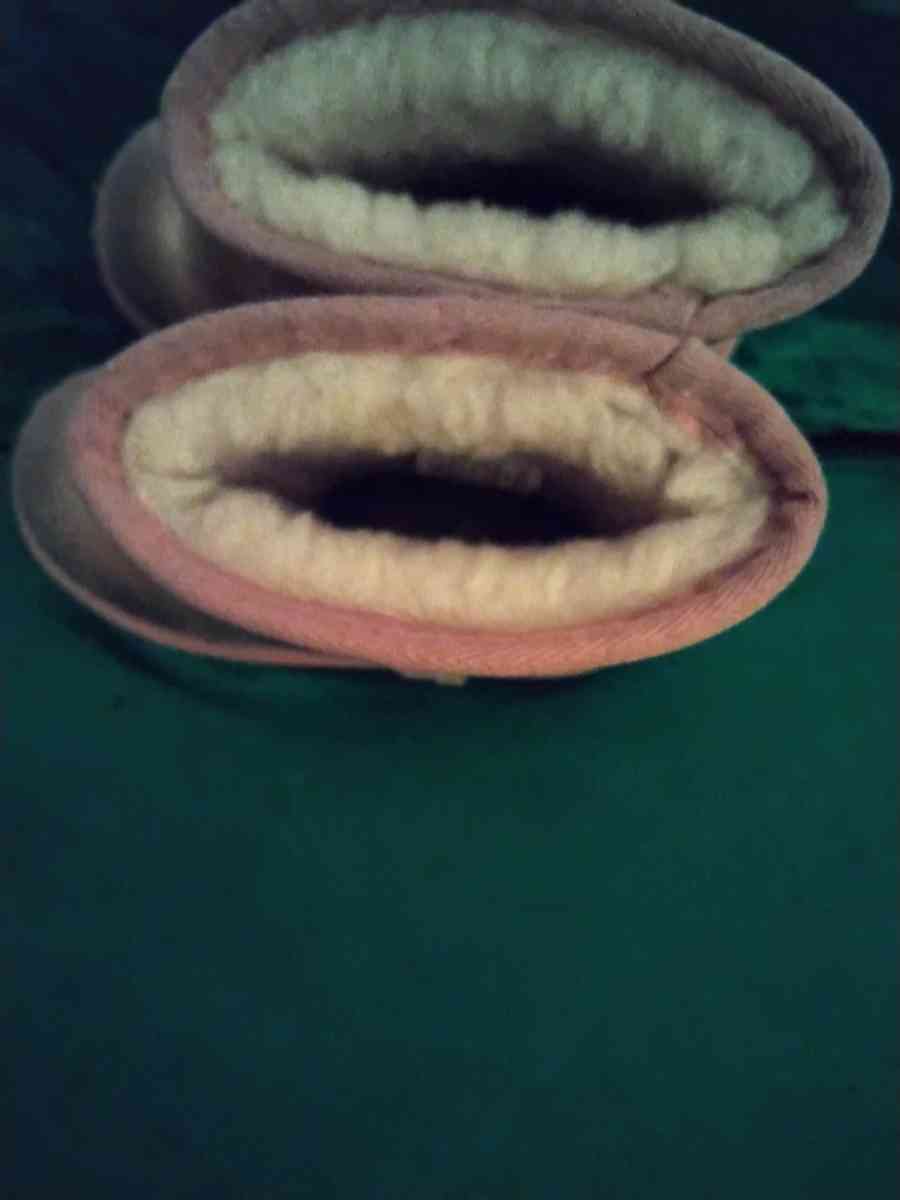 Childrens Ugg boots - Palm Springs, California - FleaMarketBay