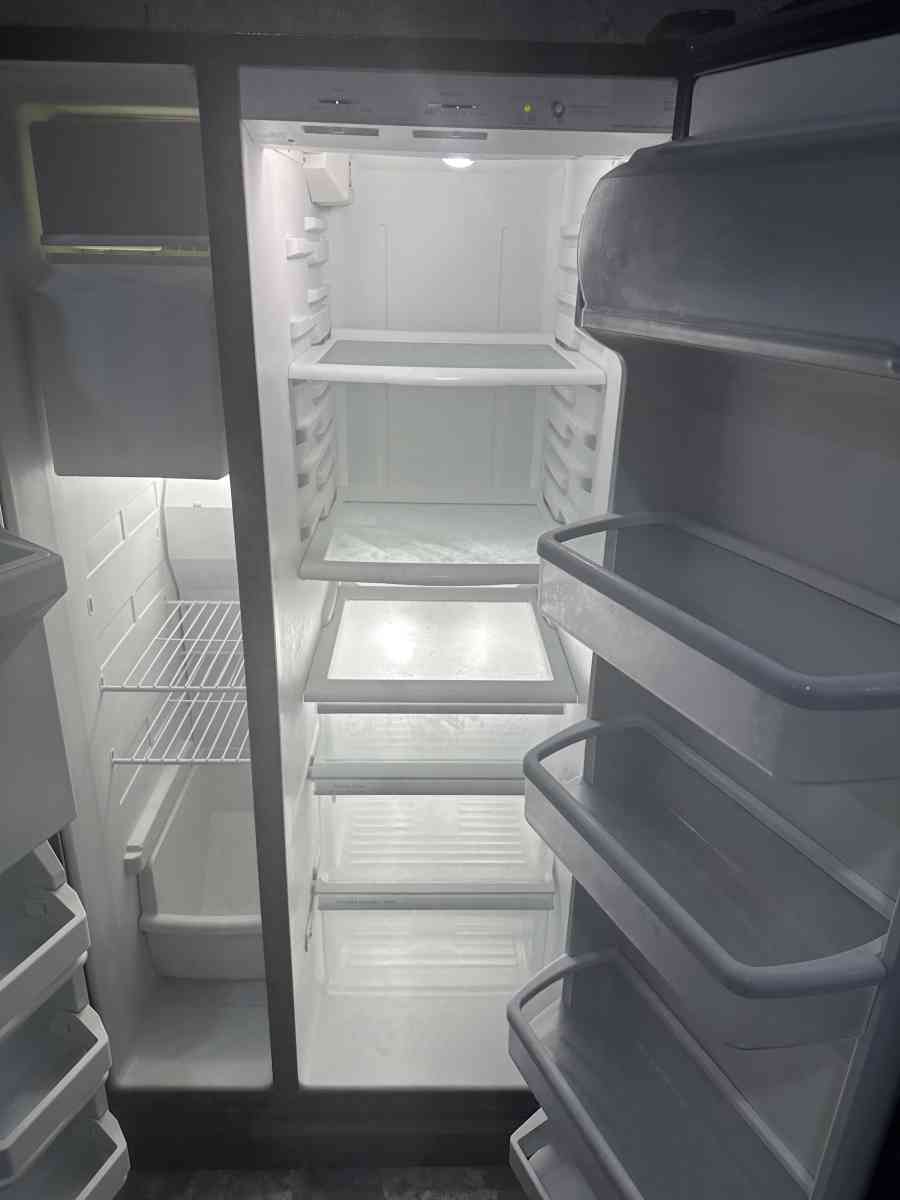 GE refrigerator side by side with water and ice maker dispen - Miami, Florida - FleaMarketBay