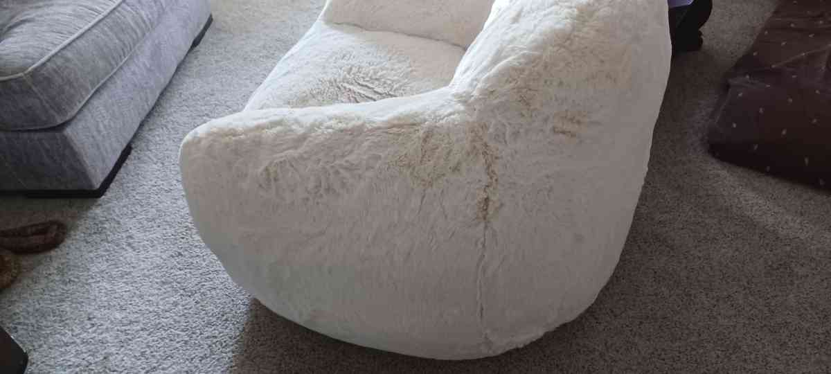 soft chair - Leavenworth, Kansas - FleaMarketBay