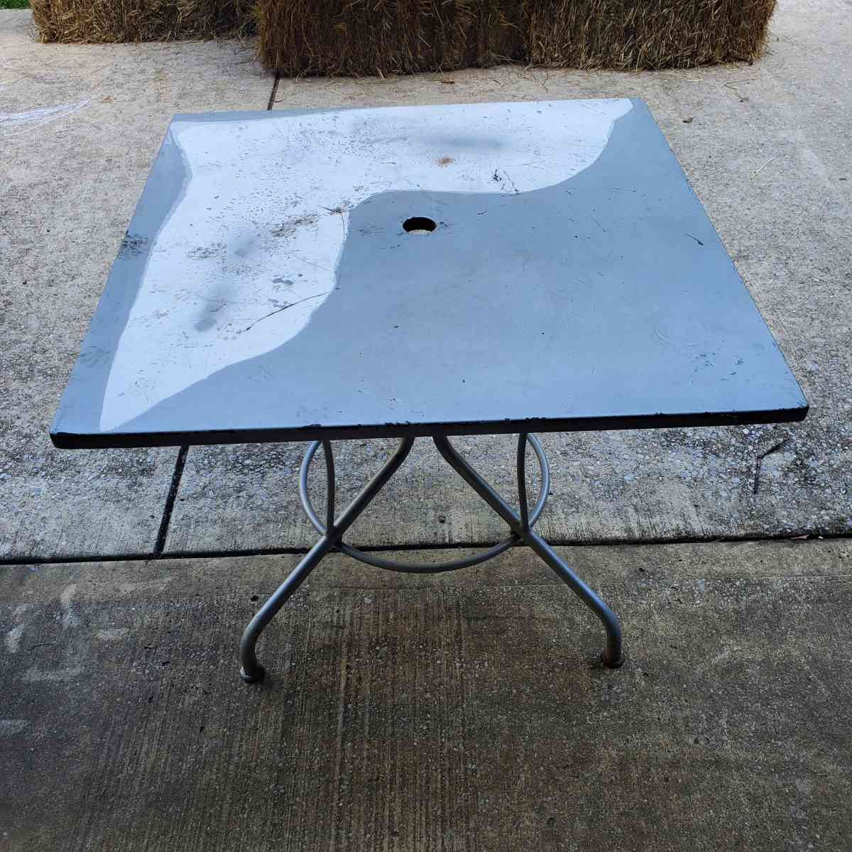 Metal Table  36x36x29  Heavy Outdoor  Will Need To Painted - Rock Island, Tennessee