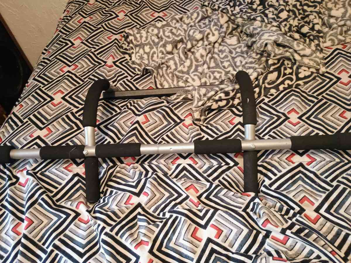 pull up bar like new - Anderson, Indiana