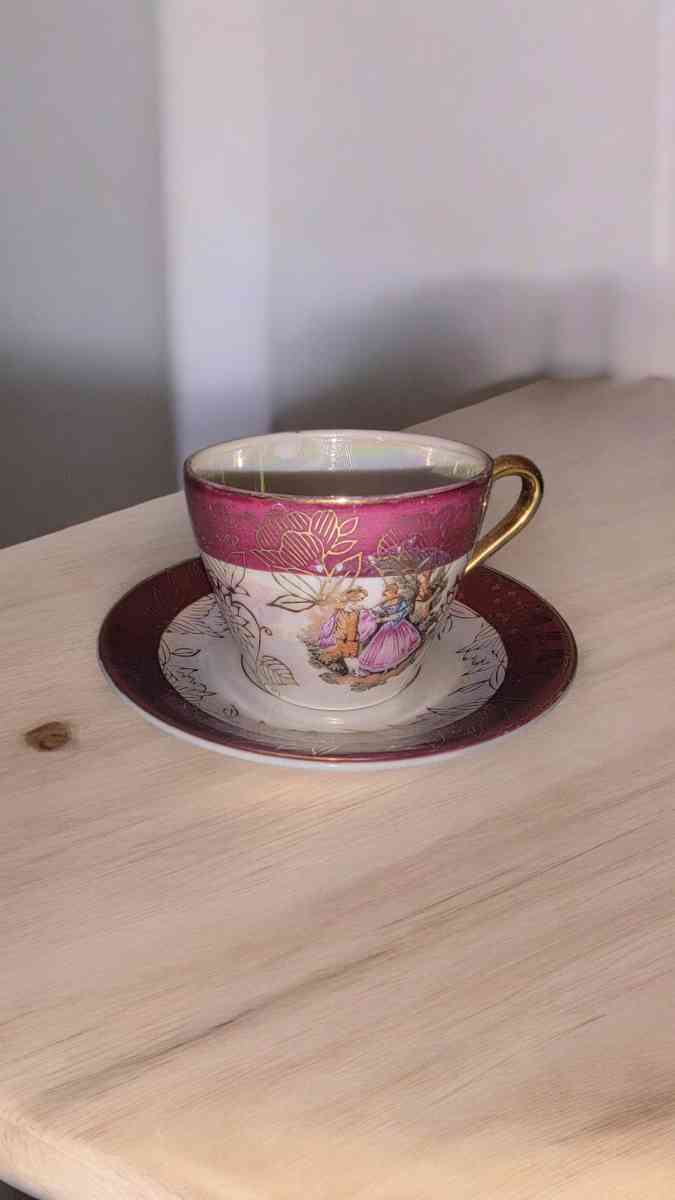 Vintage tea cups and saucers read description