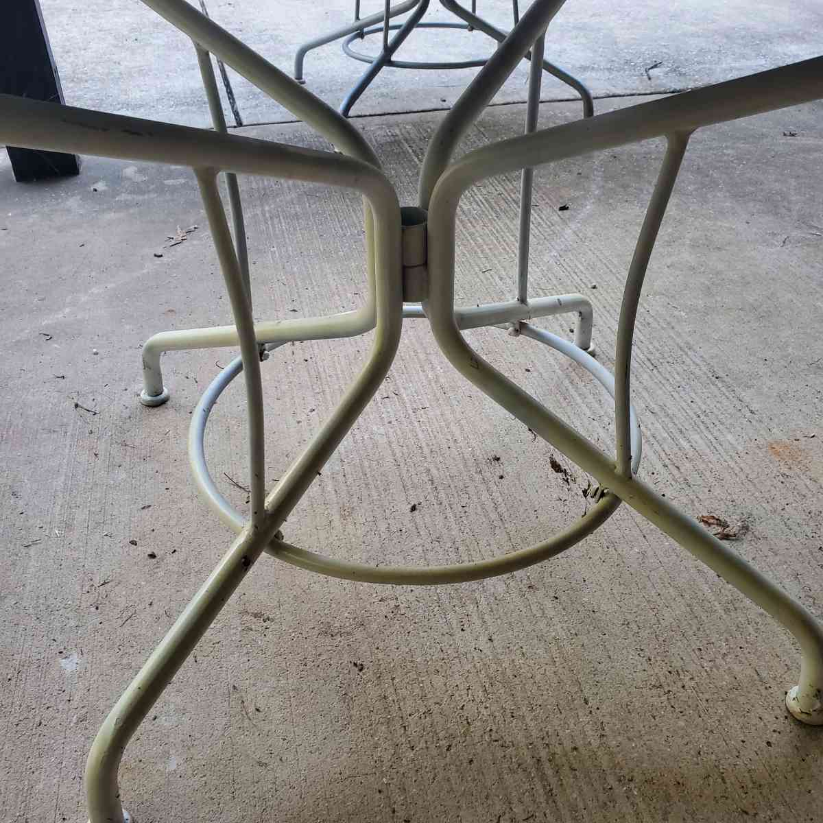 Metal Table  36x36x29  Heavy Outdoor  Will Need To Painted - Rock Island, Tennessee - FleaMarketBay