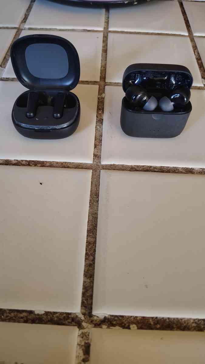 earbuds bundle soundcore - Redlands, California - FleaMarketBay