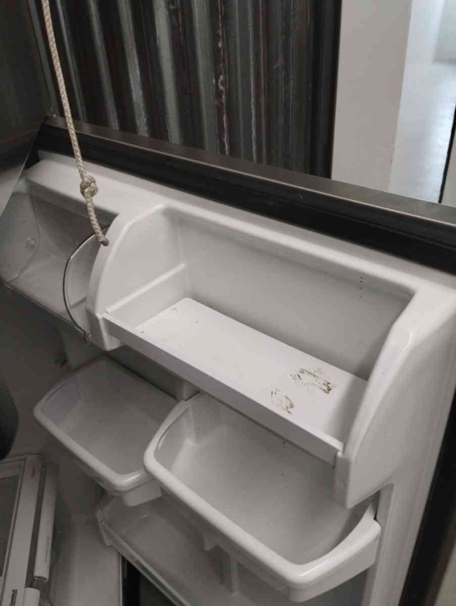 refrigerator and stove - Detroit, Michigan - FleaMarketBay