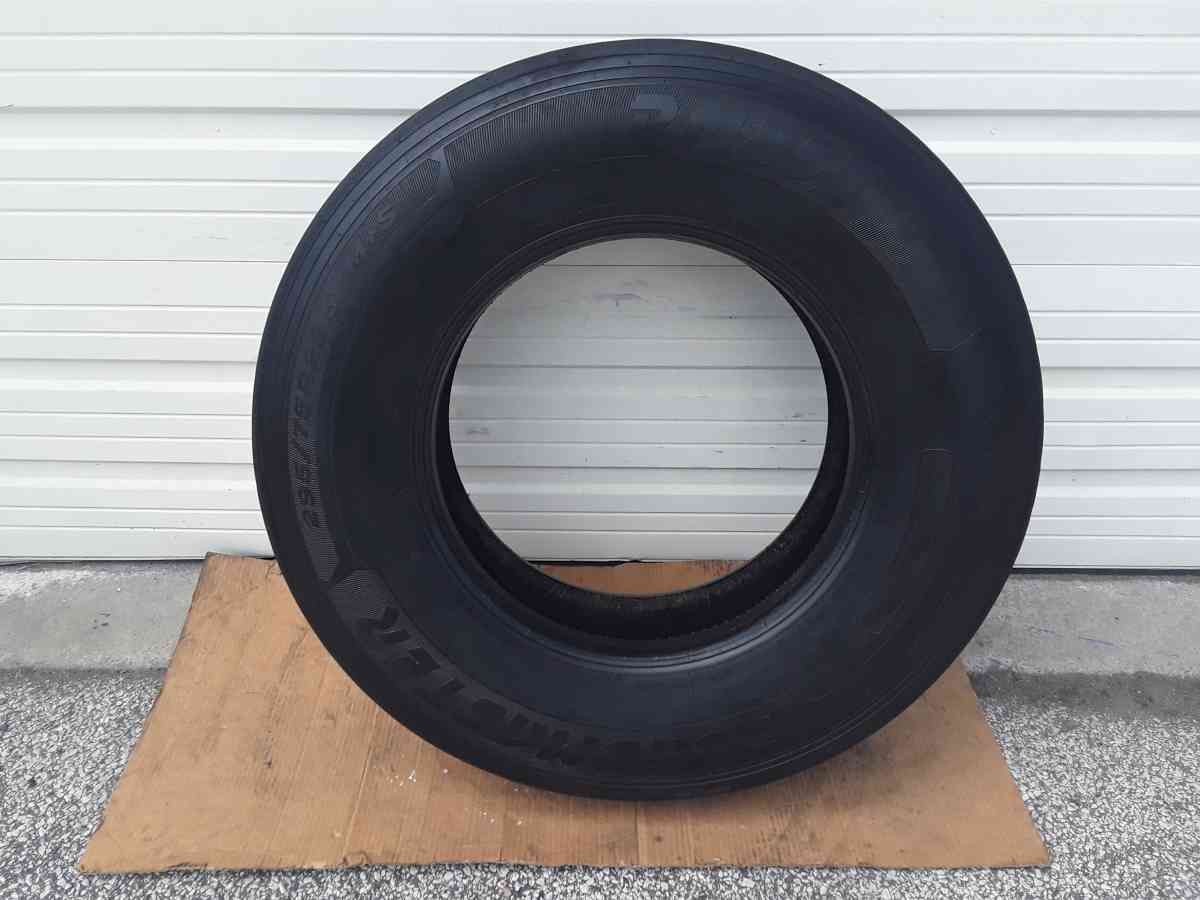 Low Pro Drive Truck Tire 295 75R 22 5 Cooper Tire Like New - Williamstown, New Jersey
