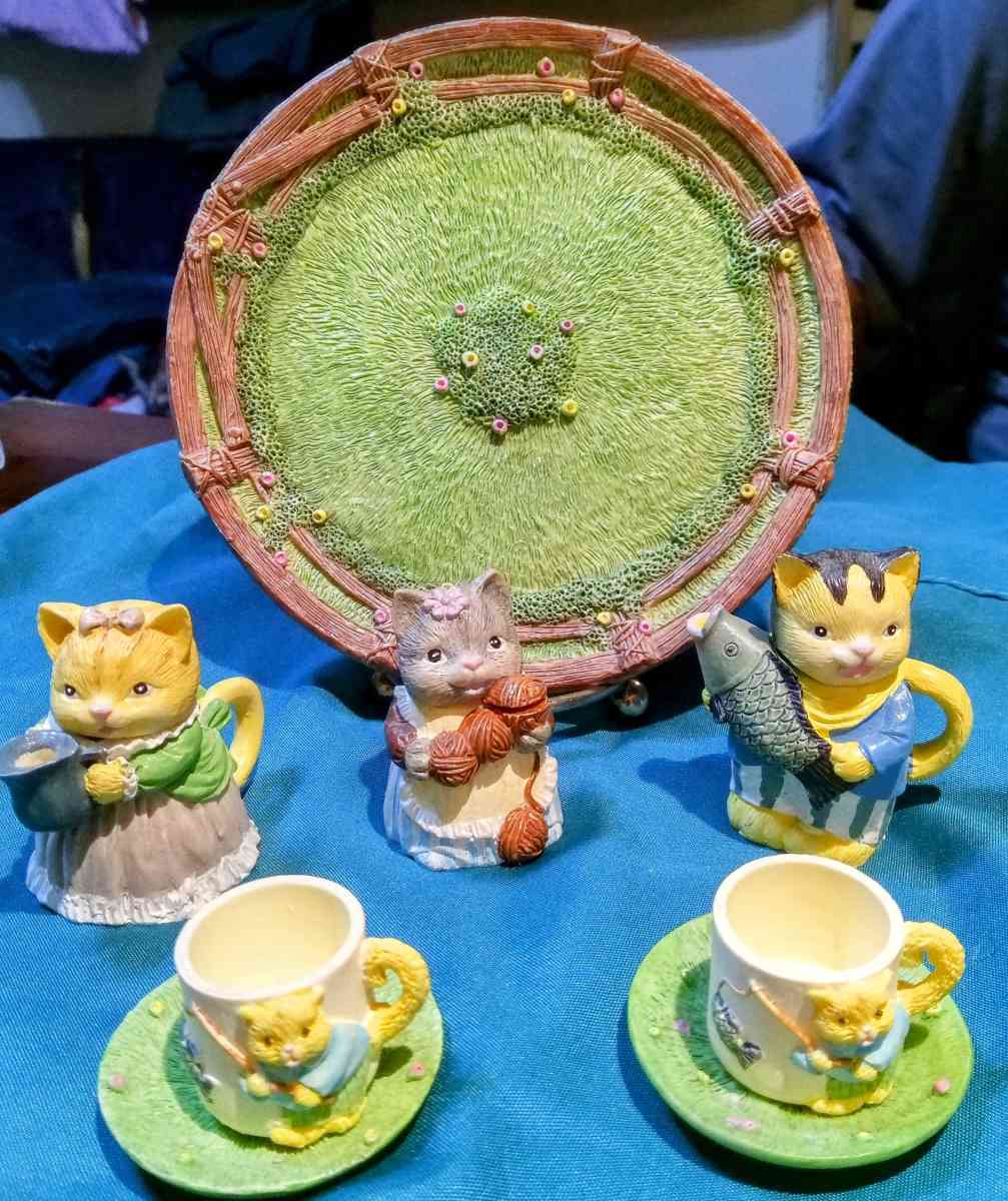miniature tea serving cats - Cave City, Arkansas - FleaMarketBay