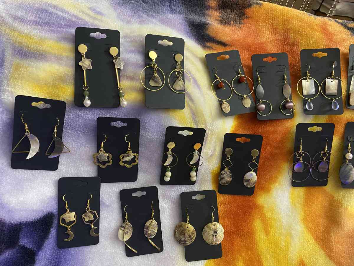 women  girls earrings - Anchorage, Alaska - FleaMarketBay