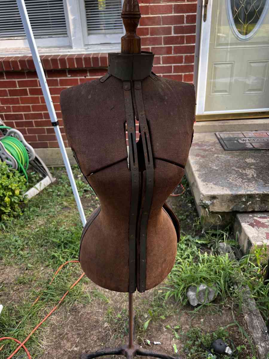 sewing machine and a formfit mannequin - Nashville, Tennessee - FleaMarketBay