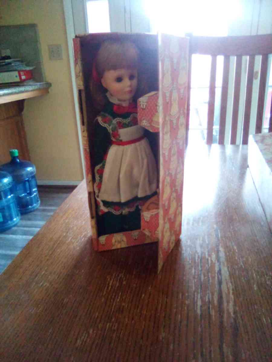 5 collection dolls for25 - Tulare, California - FleaMarketBay