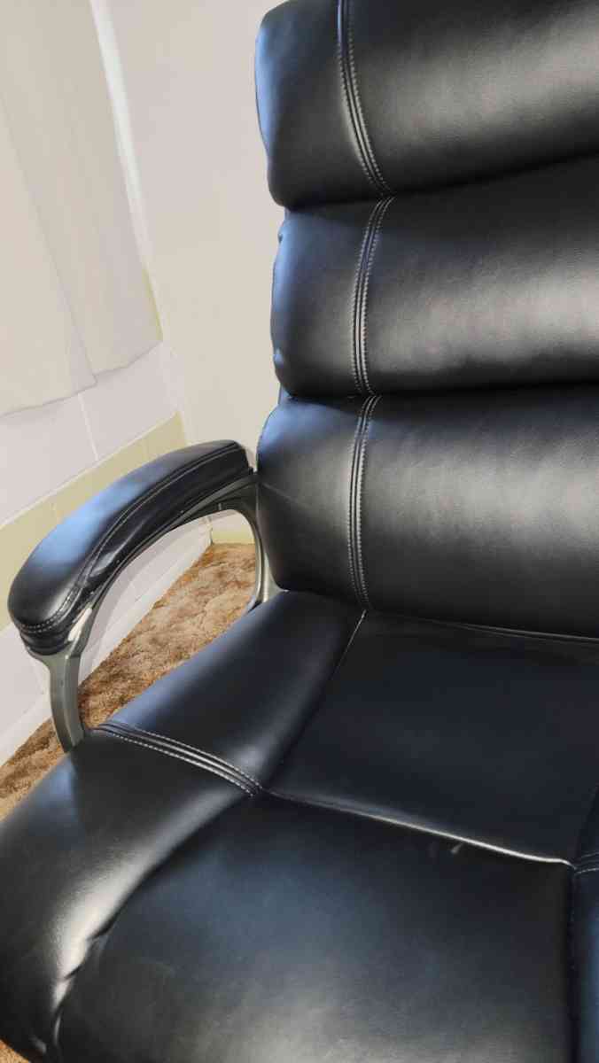 Executive Rolling chair - Albuquerque, New Mexico - FleaMarketBay