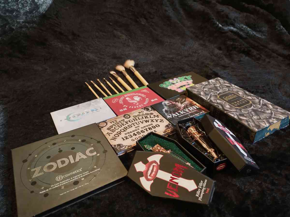 MAKEUP PALETTE BUNDLE - Grizzly Flats, California - FleaMarketBay